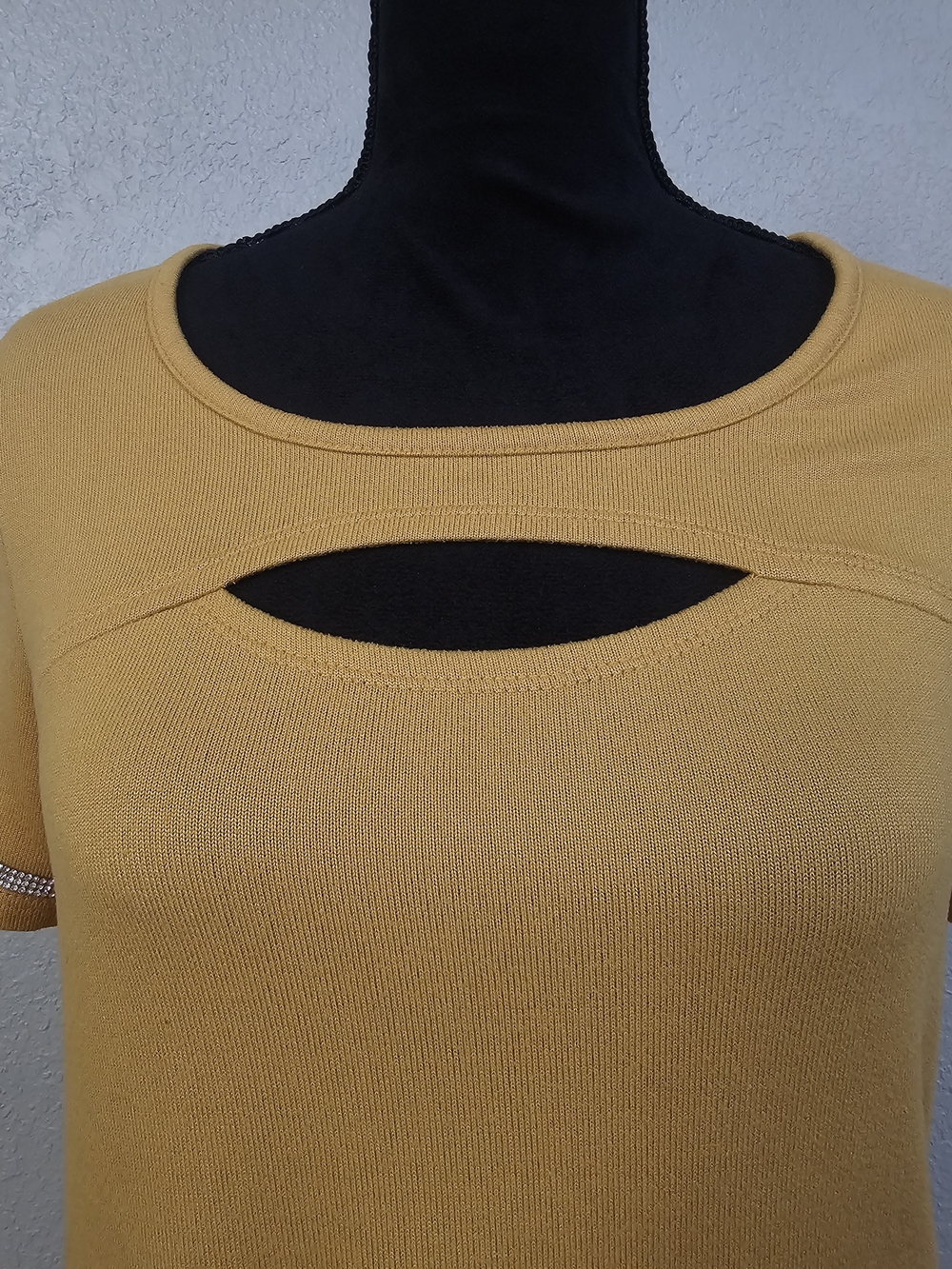 Mustard Short-Sleeve Cutout Women's Top M - Picture 6 of 10